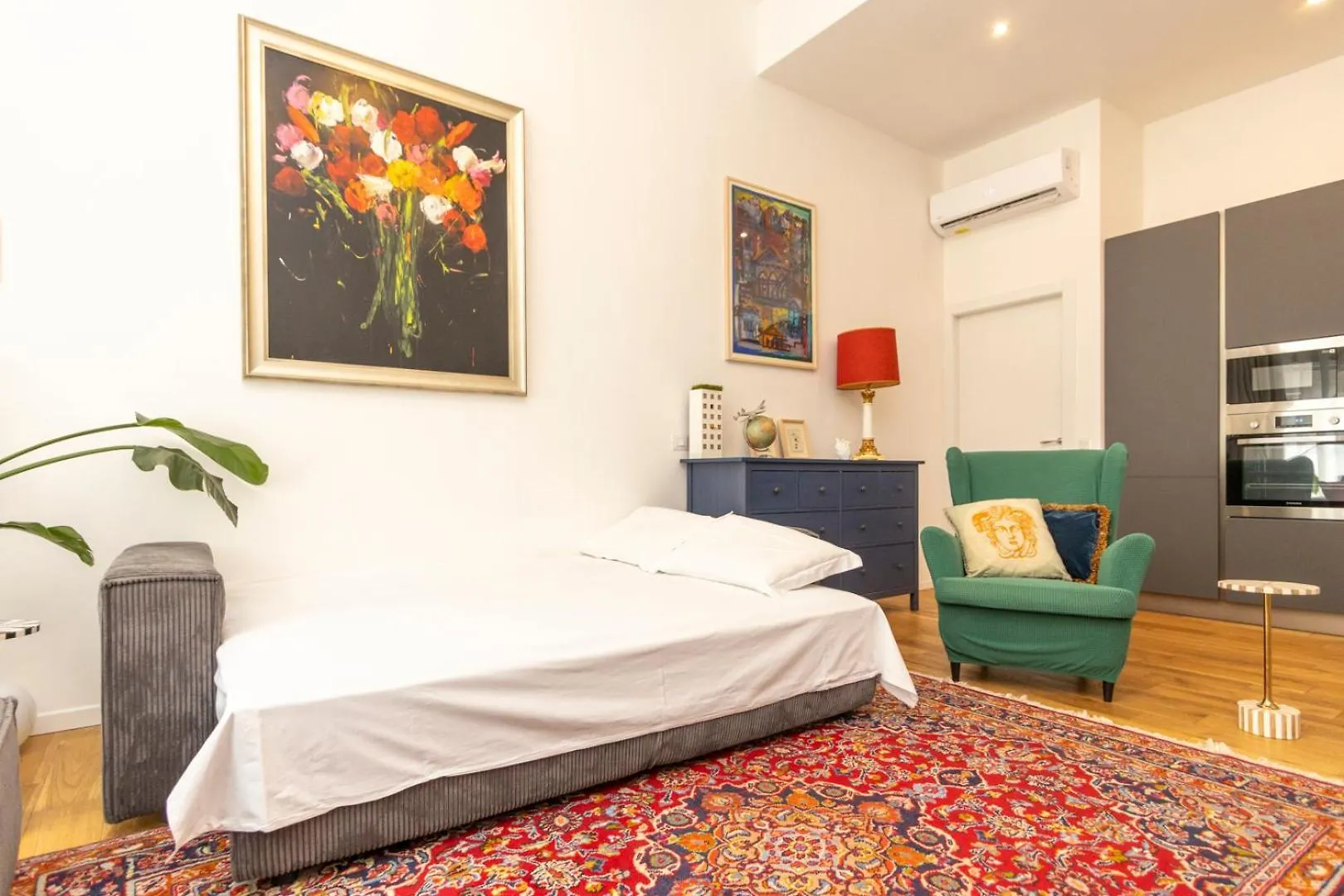 Loft Luxury Design- Apt With 2 Bedrooms -Wifi Ultra-5Min Metro Milan 0*,  Italy
