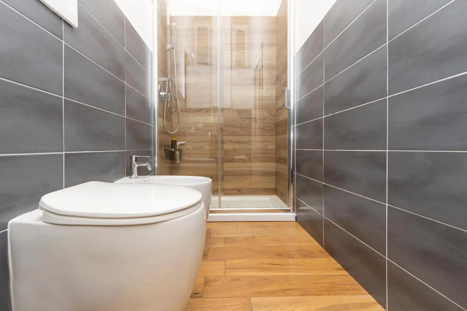 Loft Luxury Design- Apt With 2 Bedrooms -Wifi Ultra-5Min Metro Milan 0*,  Italy